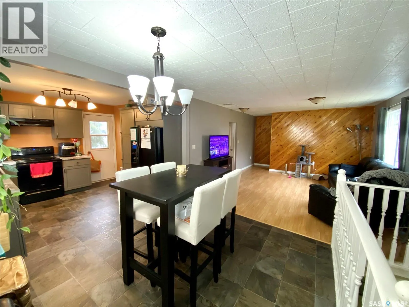 204 4th STREET E