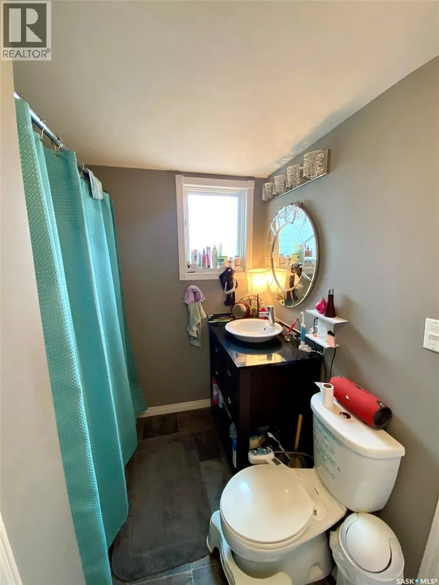 204 4th STREET E
