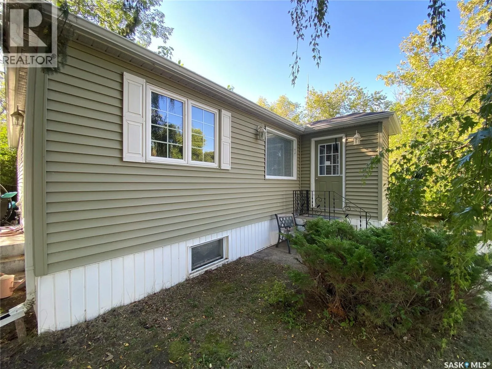 204 4th STREET E