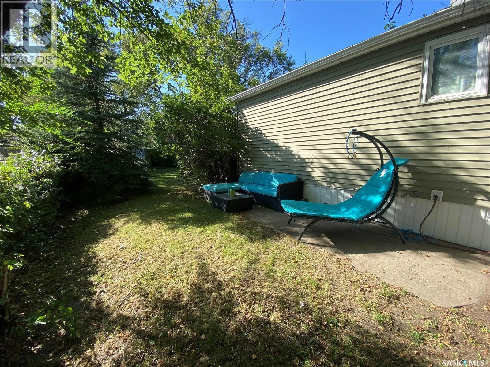 204 4th STREET E