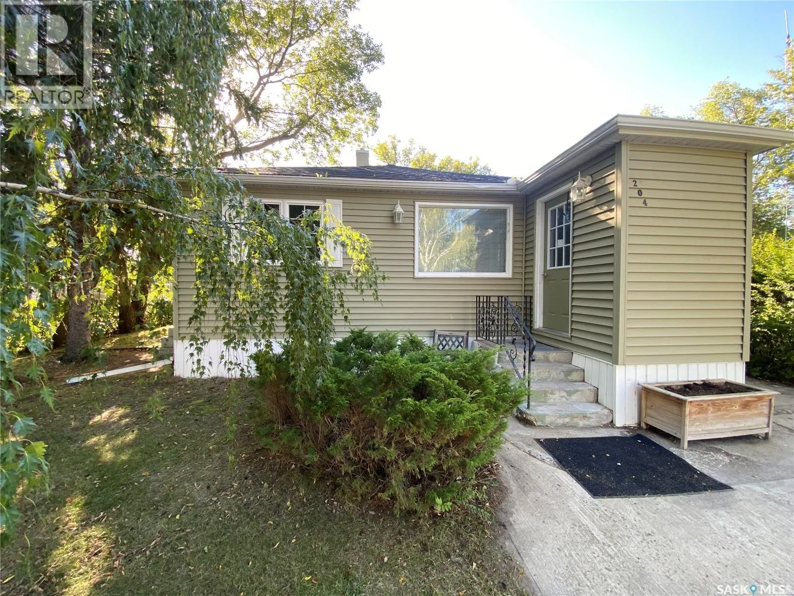 204 4th STREET E