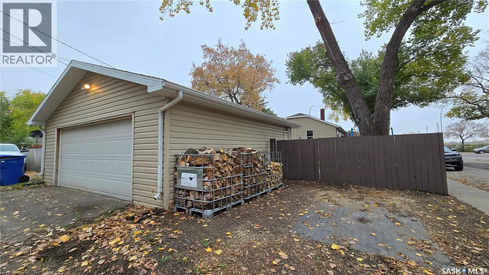 5038 Dewdney AVENUE