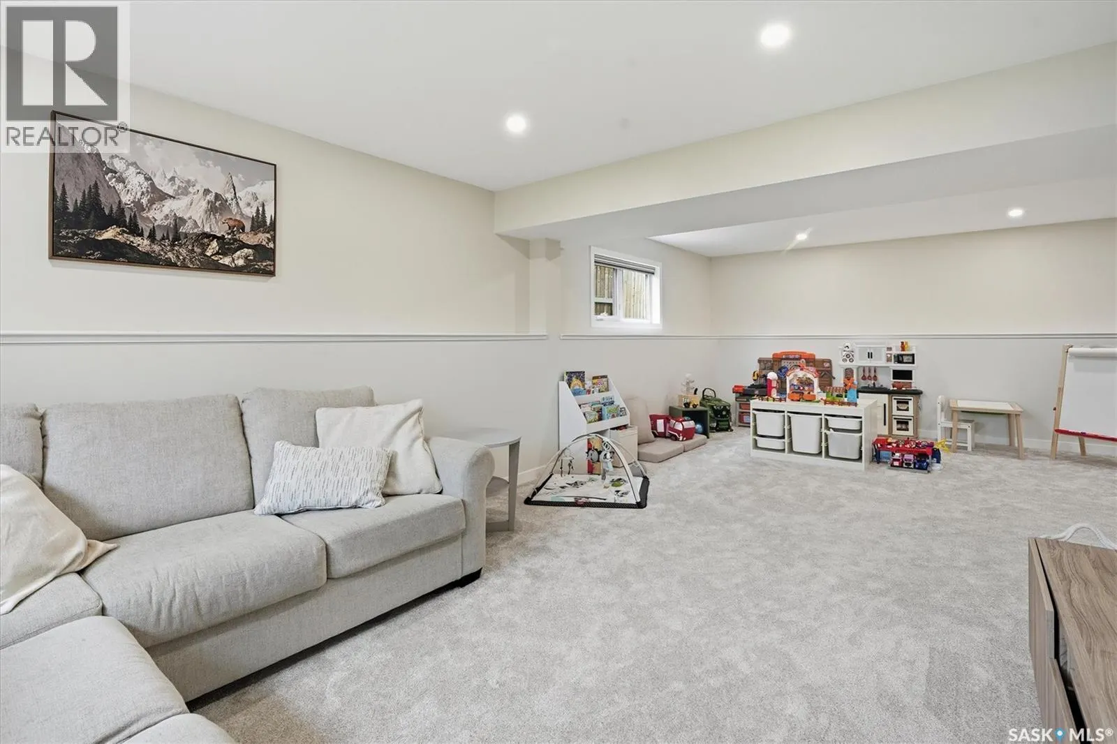 906 4th STREET S