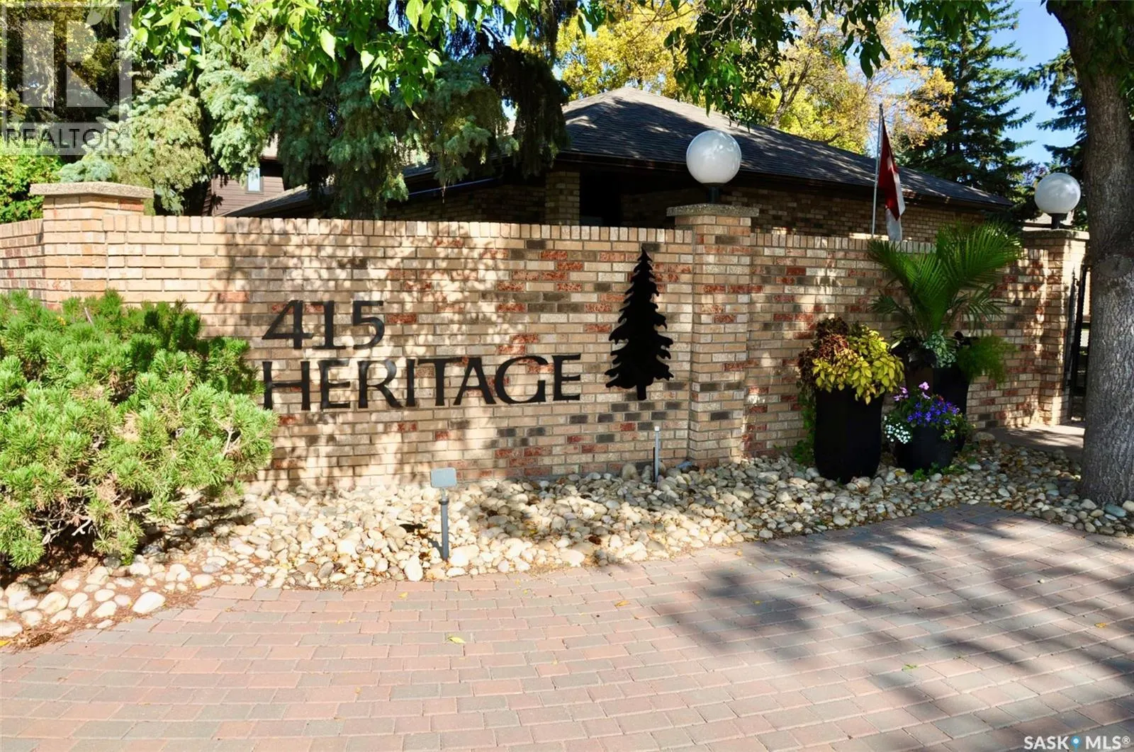 1402 415 Heritage CRESCENT