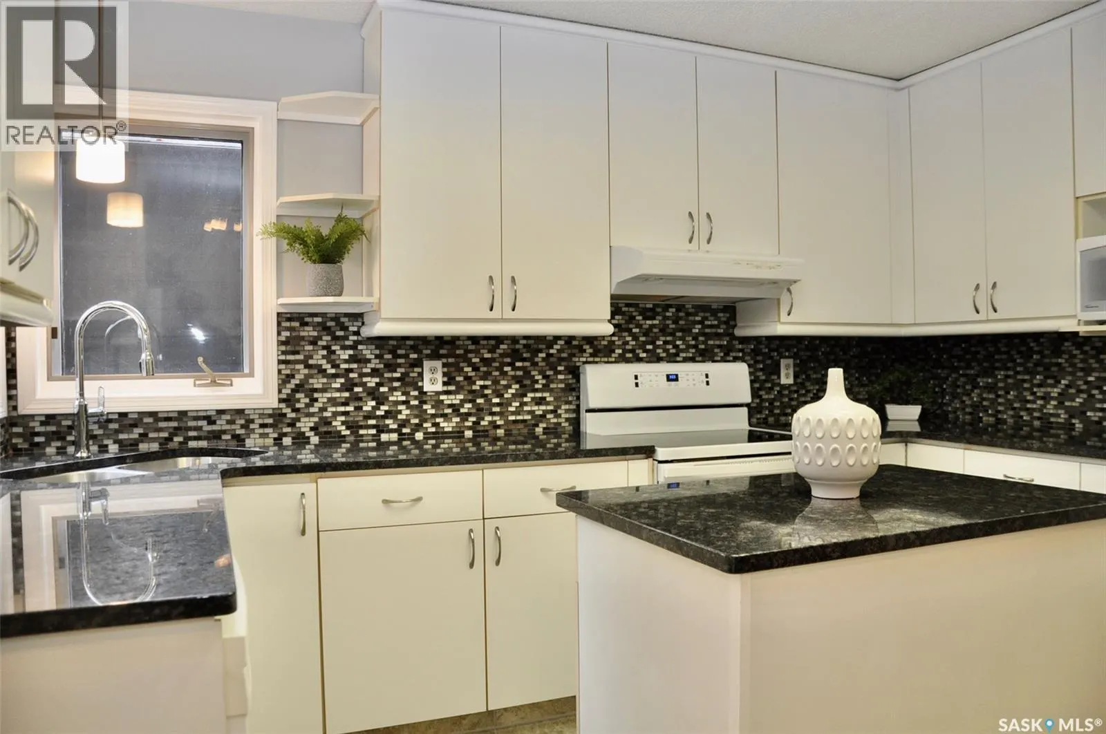 1402 415 Heritage CRESCENT