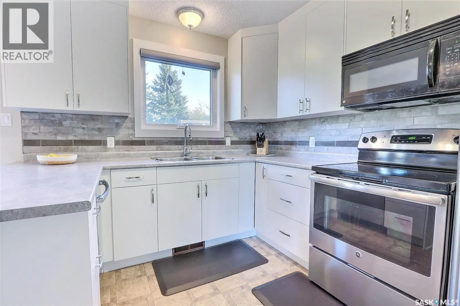 1661 Olive Diefenbaker DRIVE