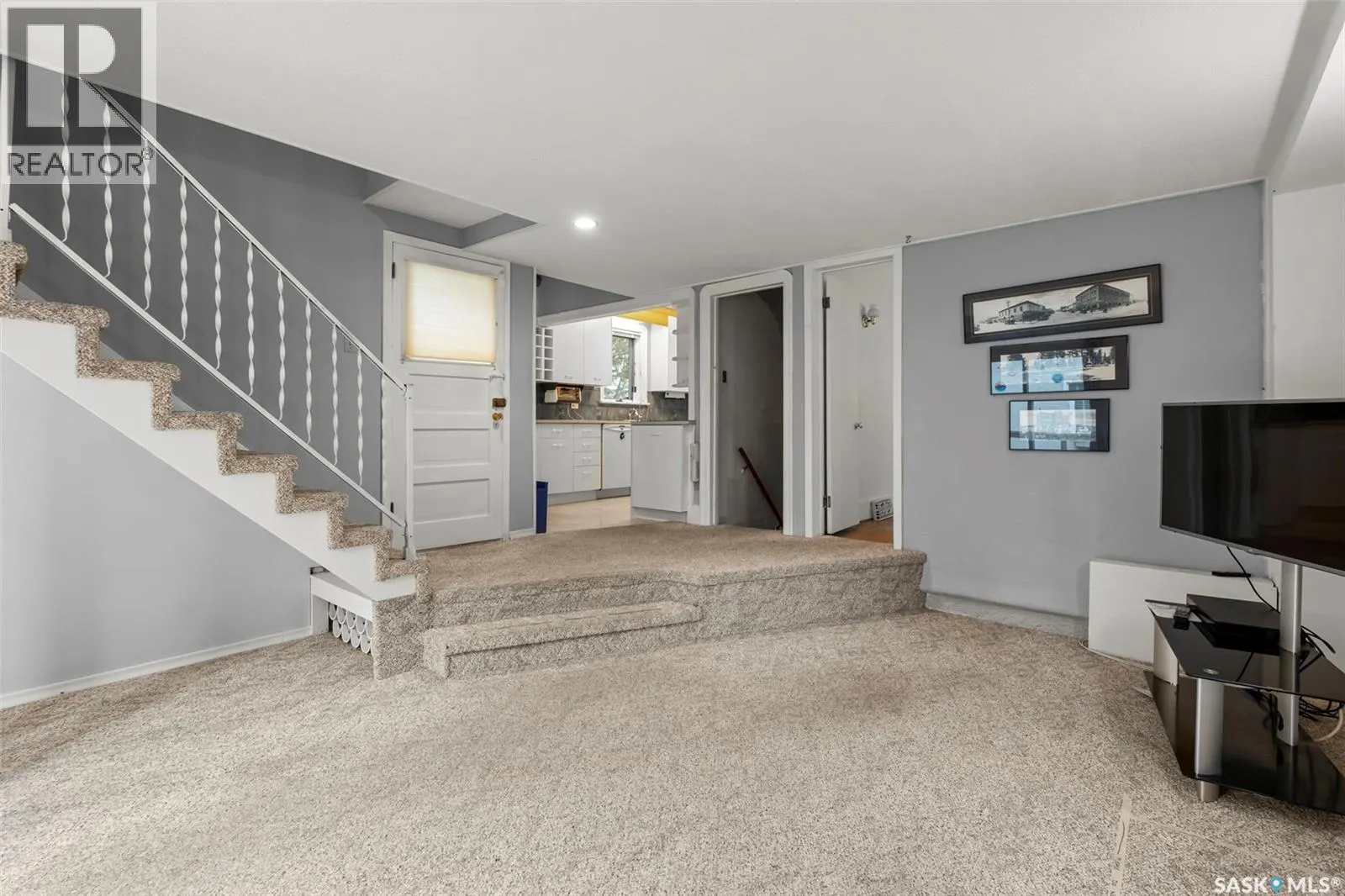 131 6th STREET E