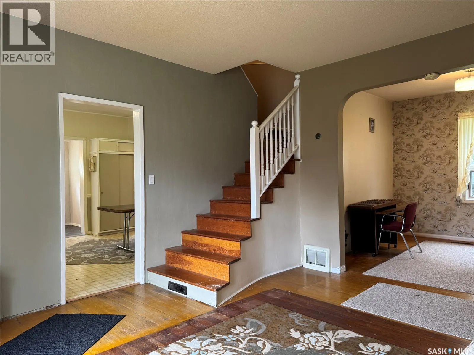 405 3rd STREET E