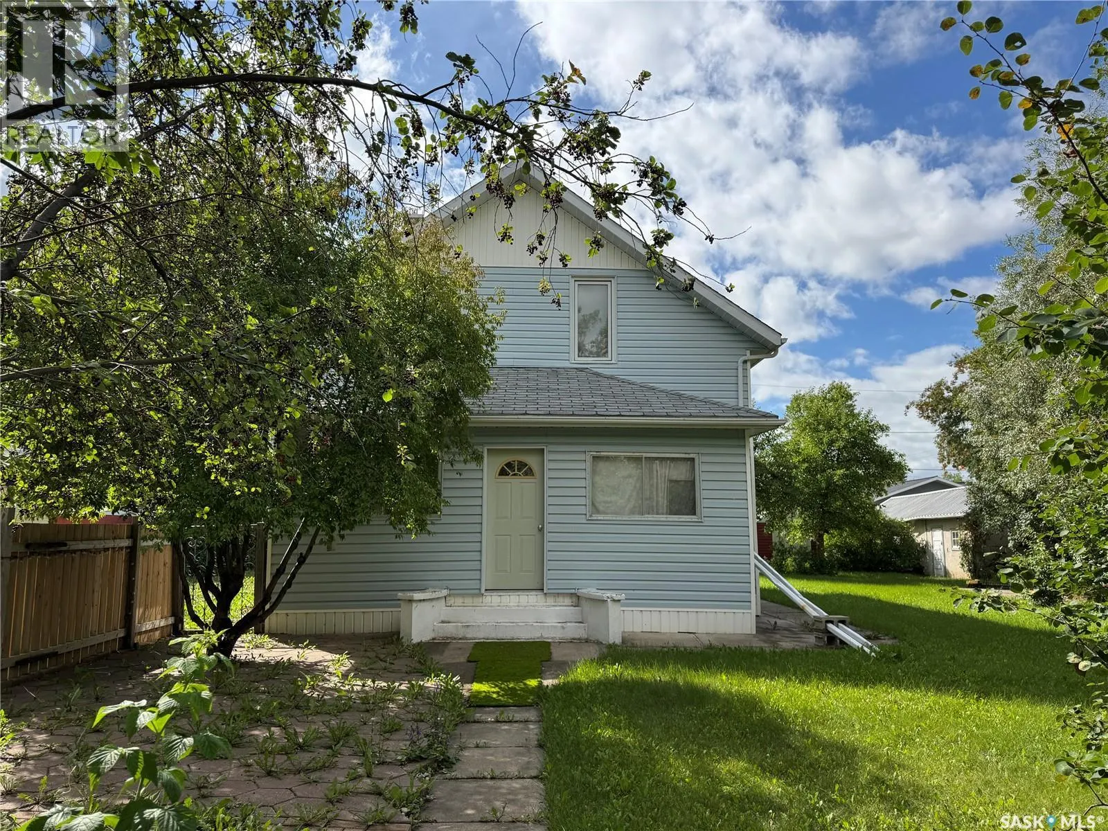 405 3rd STREET E