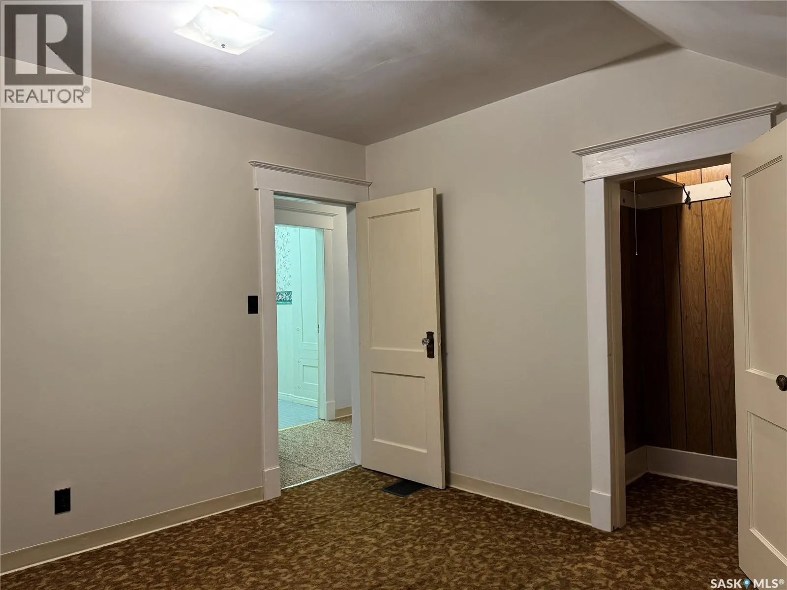 405 3rd STREET E