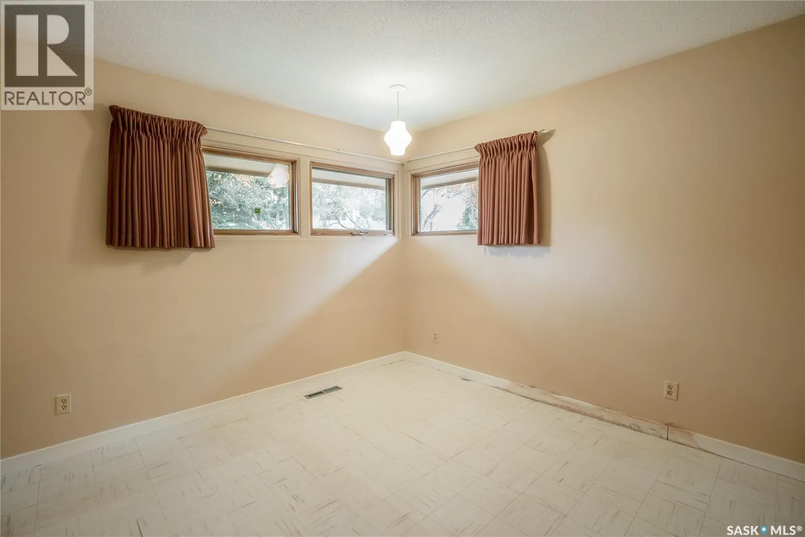 434 Birch CRESCENT