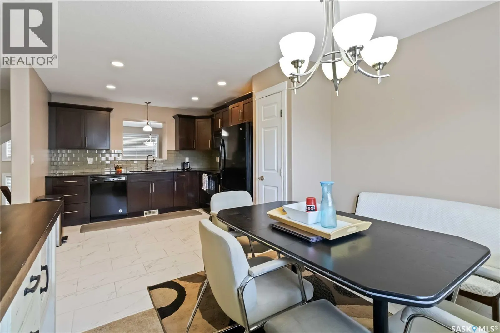 505 212 Willis CRESCENT