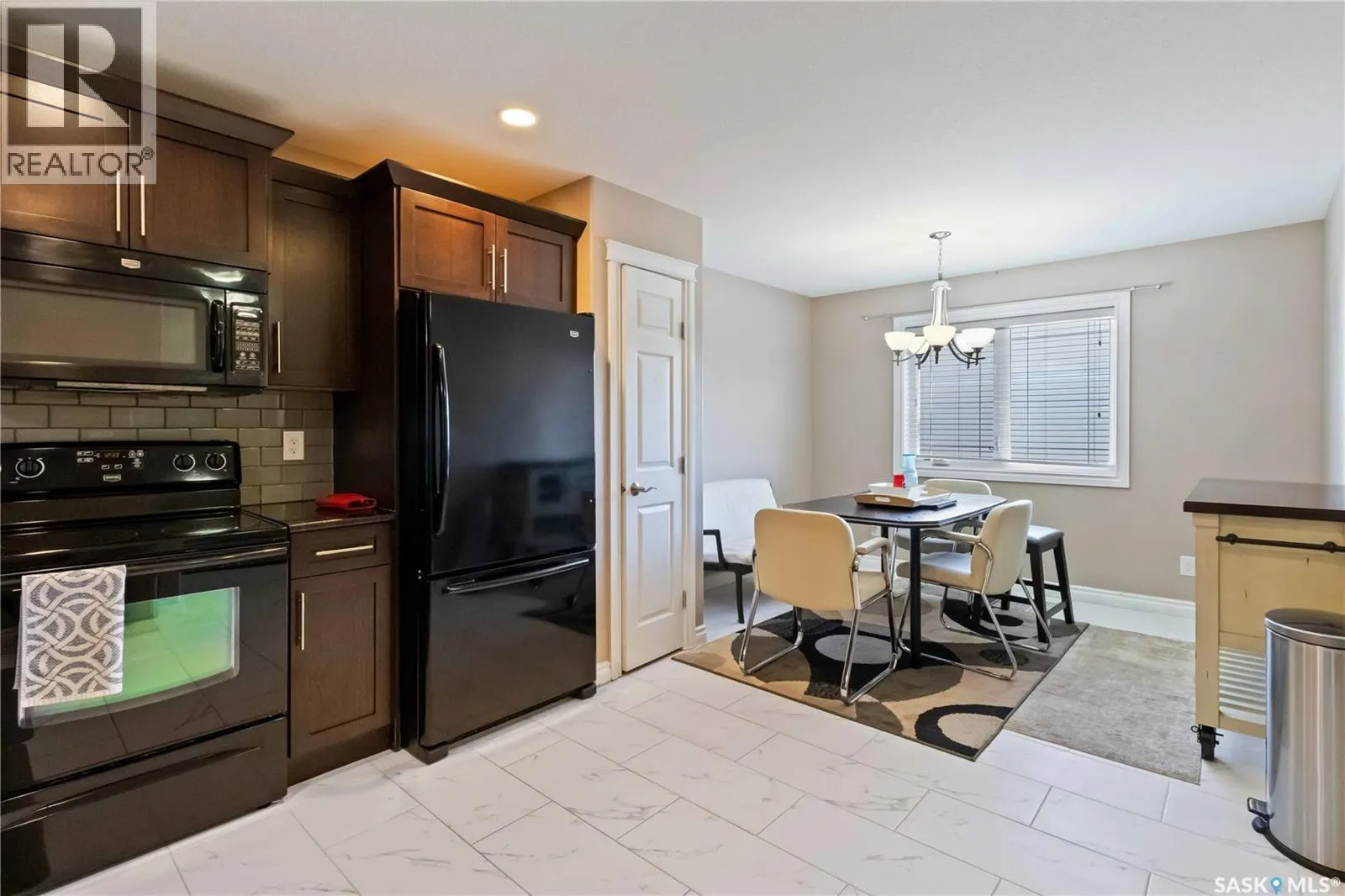 505 212 Willis CRESCENT