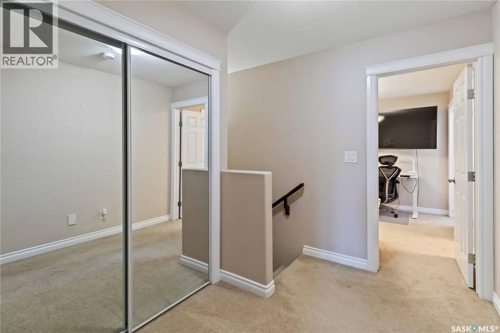 505 212 Willis CRESCENT