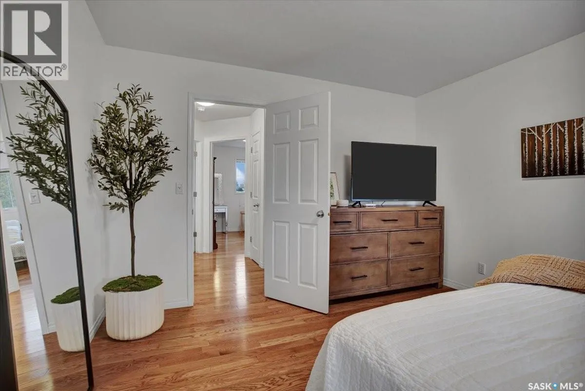 835 Swan CRESCENT