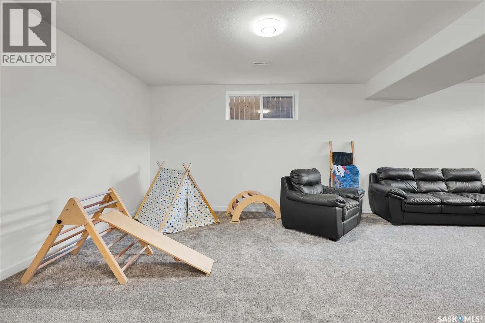 223 Greenfield CRESCENT