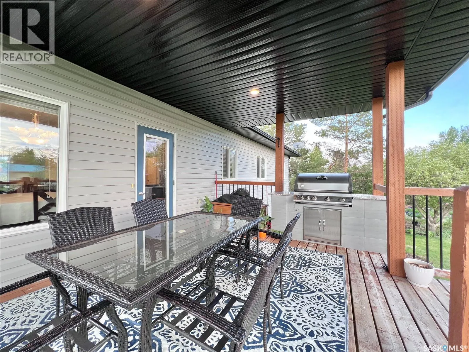 104 4th STREET E