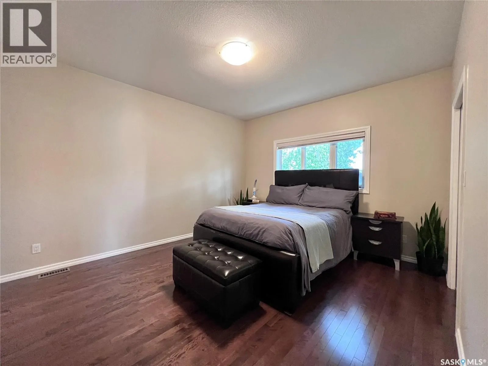 104 4th STREET E