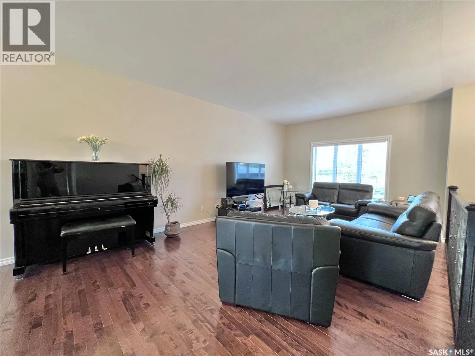104 4th STREET E