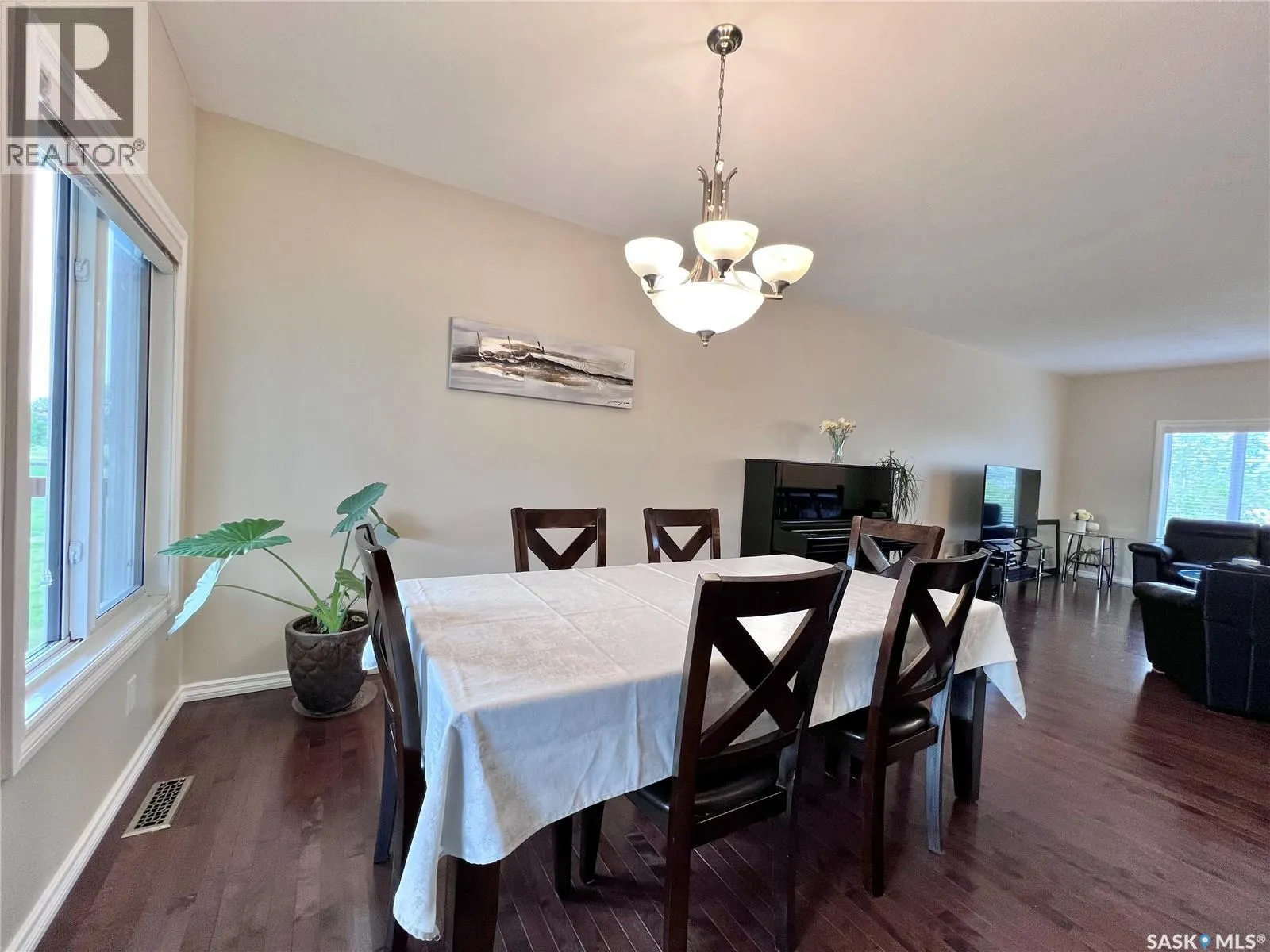 104 4th STREET E