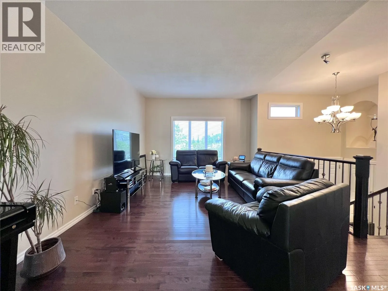 104 4th STREET E
