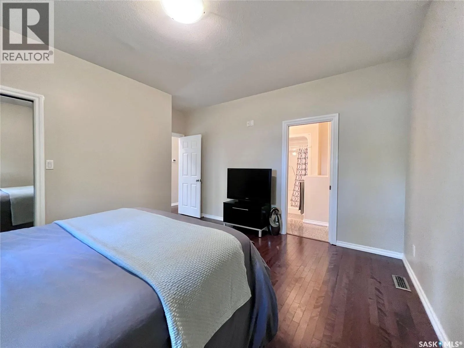 104 4th STREET E