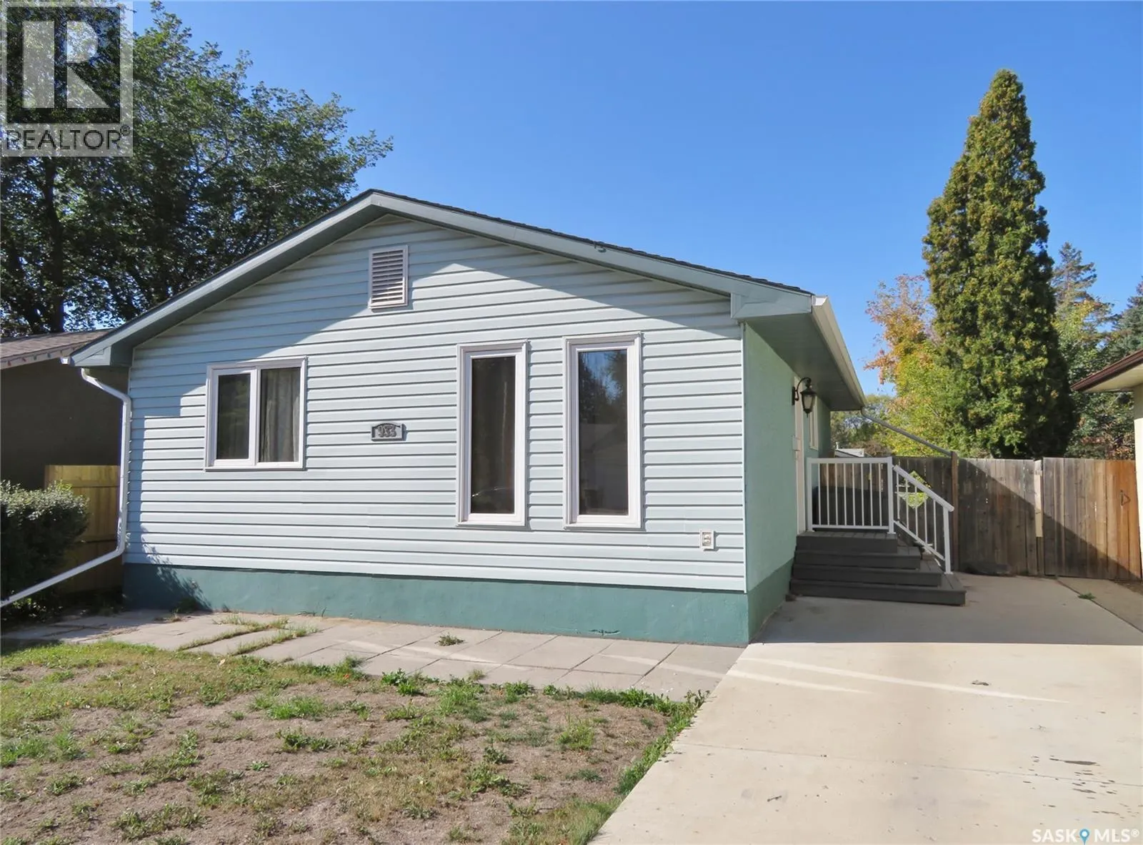 933 Macklem DRIVE