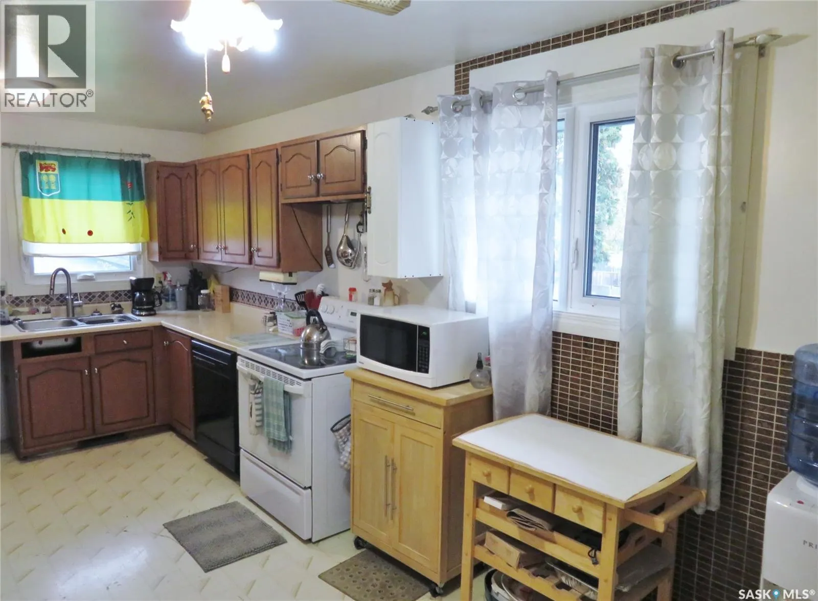 933 Macklem DRIVE