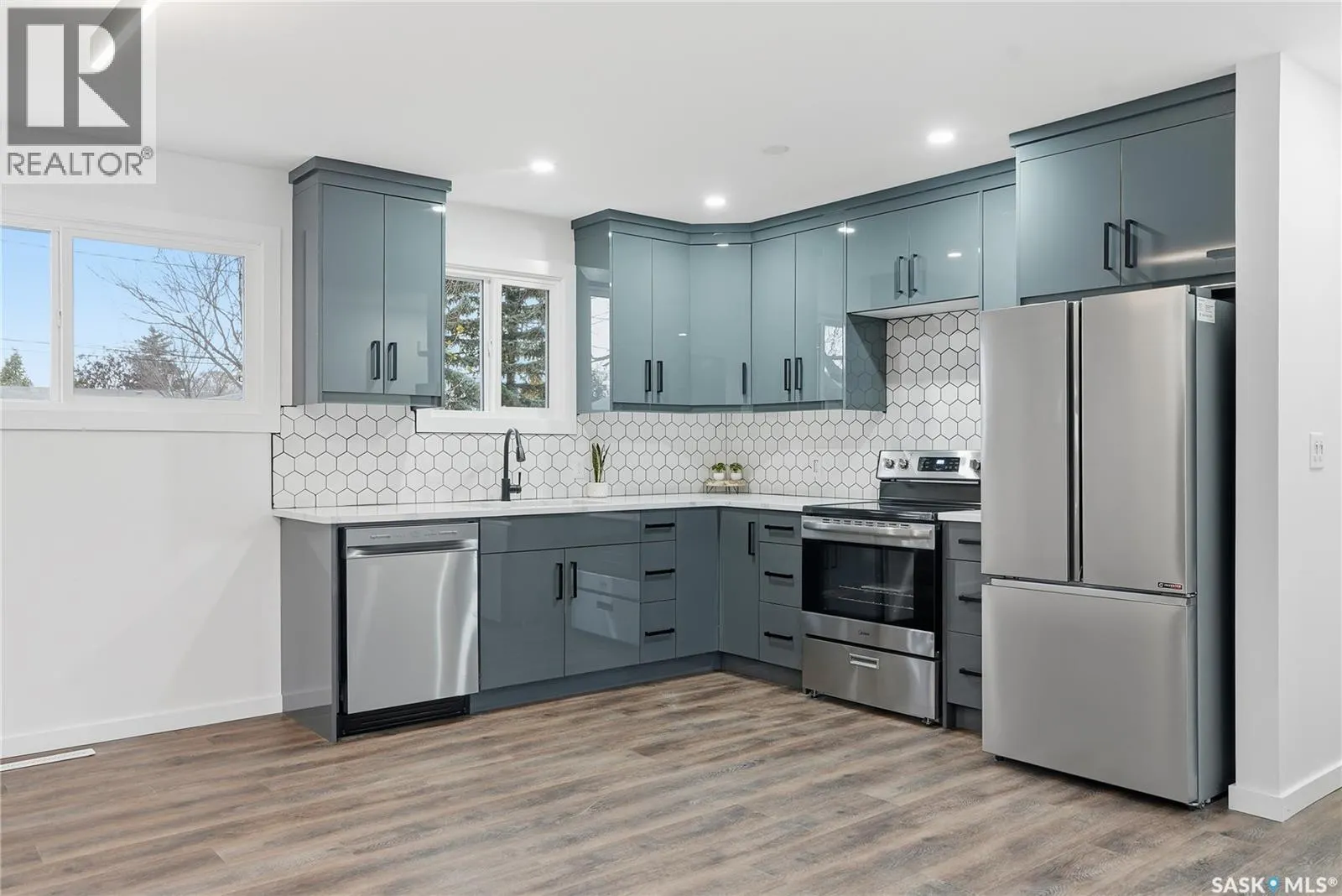 113 5th AVENUE N