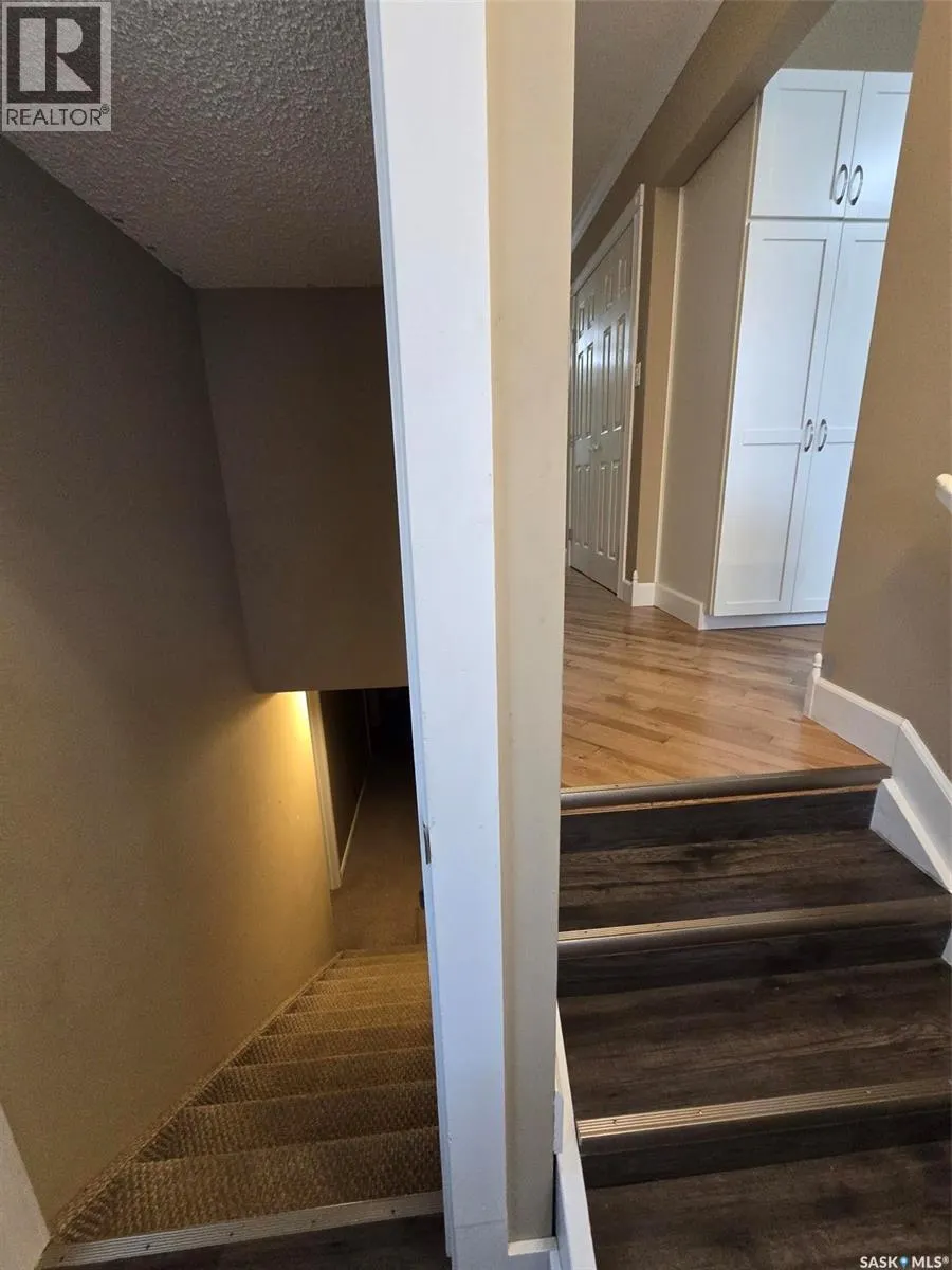 718 Stella STREET