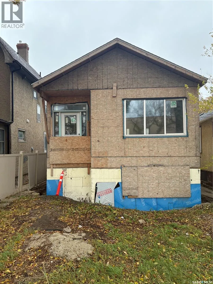 3231 Dewdney AVENUE