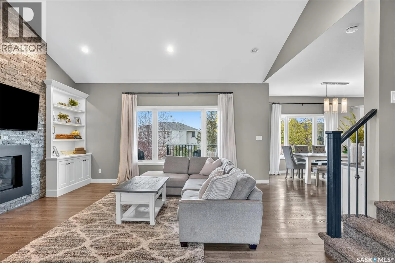 523 Redwood DRIVE
