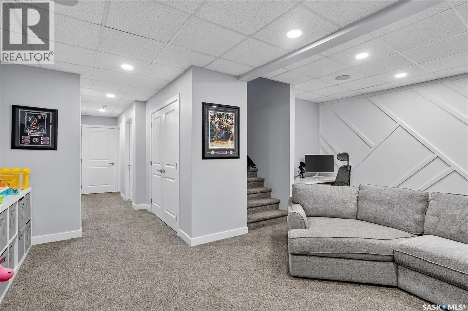 523 Redwood DRIVE