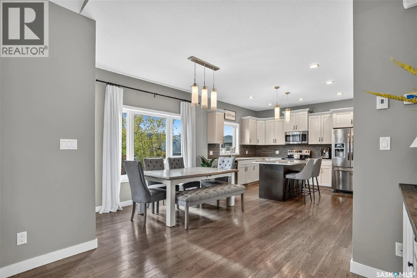 523 Redwood DRIVE