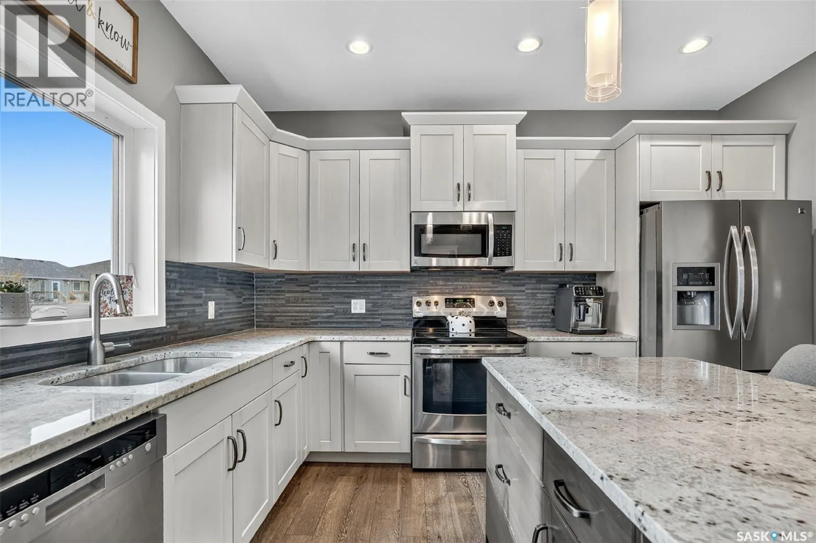 523 Redwood DRIVE
