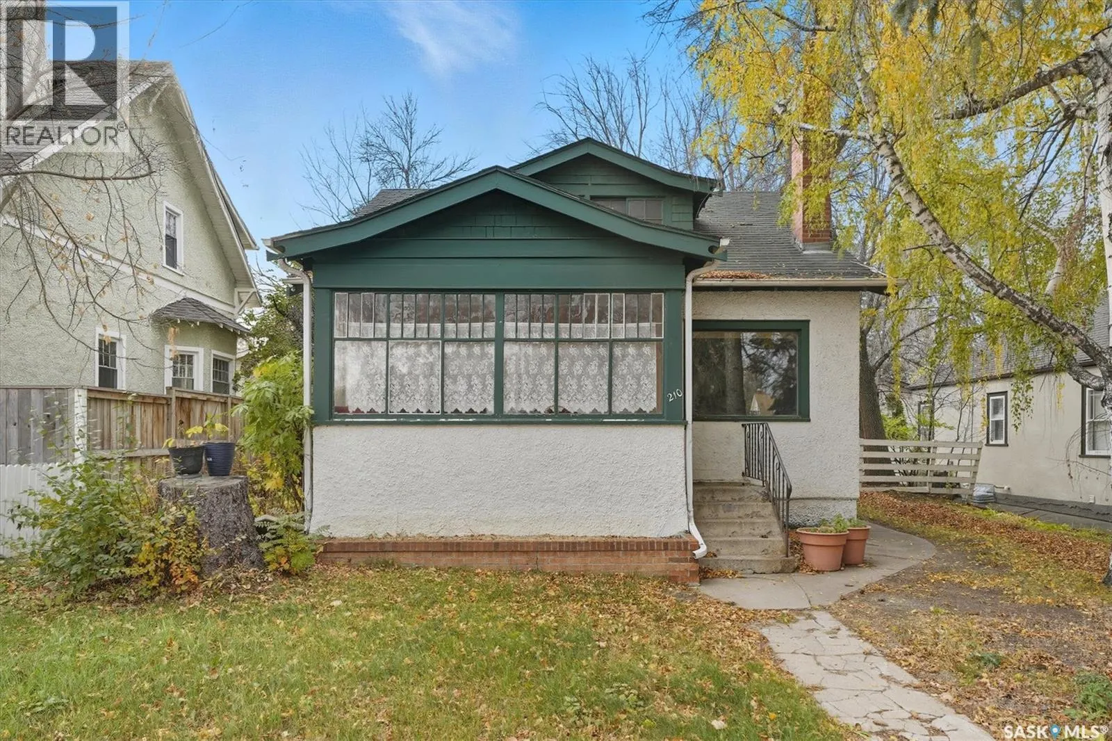 210 8th STREET E