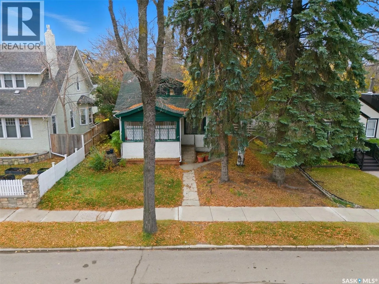 210 8th STREET E