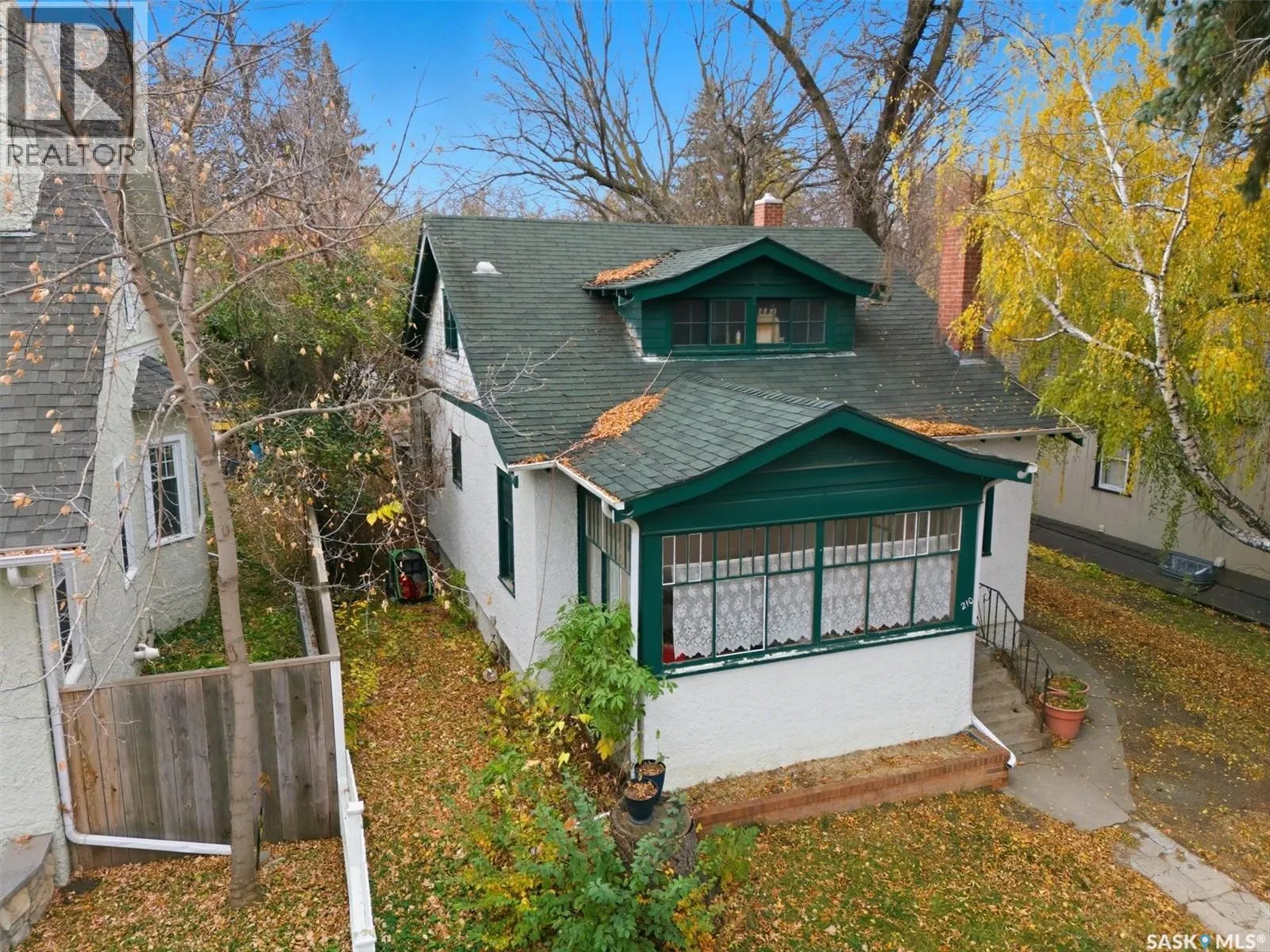 210 8th STREET E