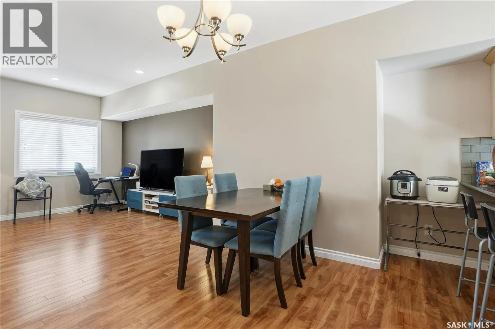 301 212 Willis CRESCENT