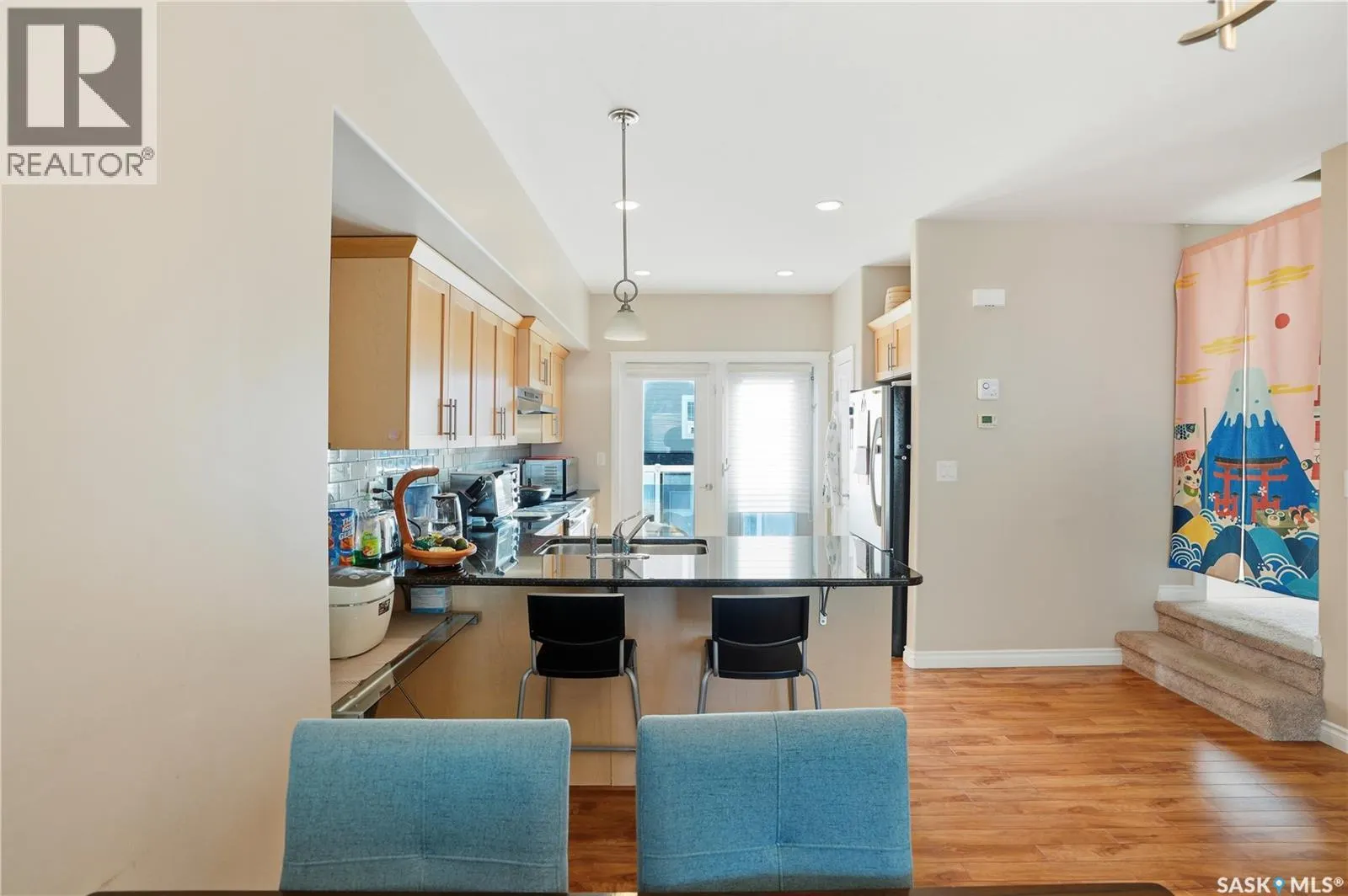 301 212 Willis CRESCENT