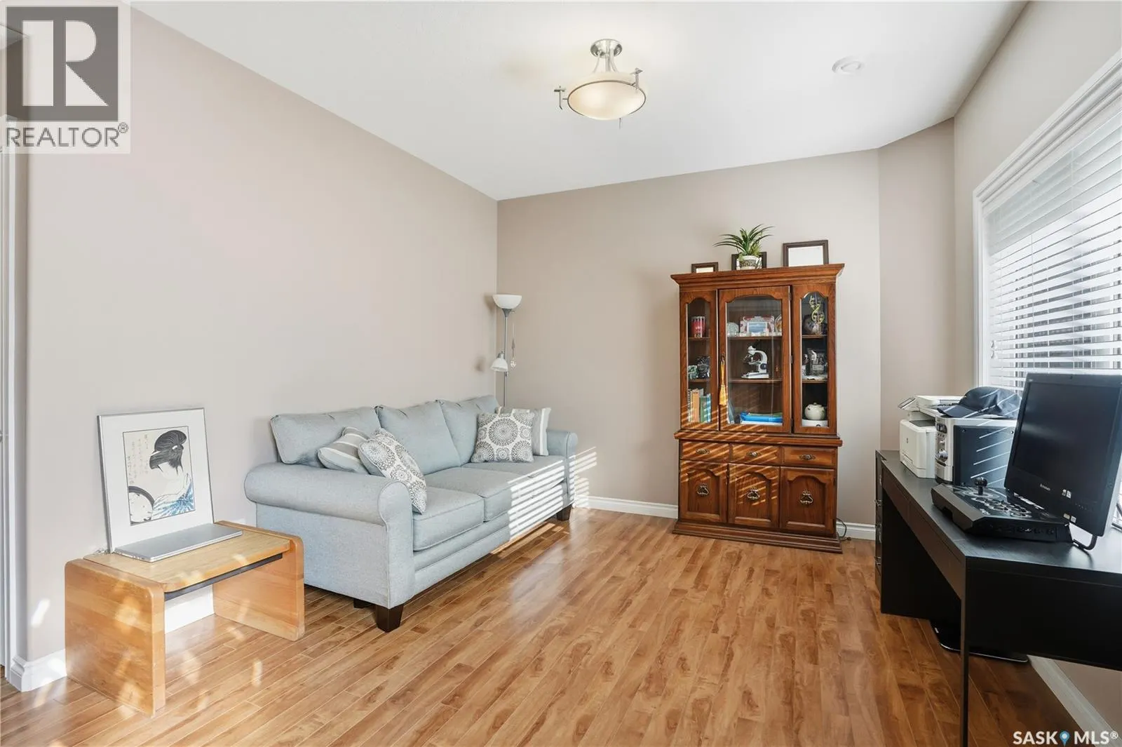 301 212 Willis CRESCENT