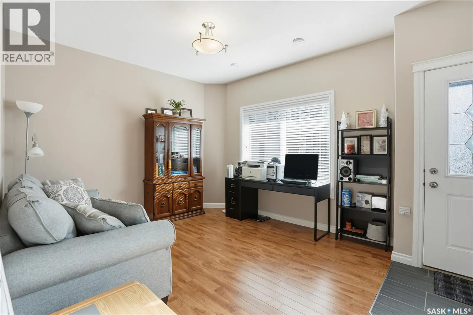 301 212 Willis CRESCENT