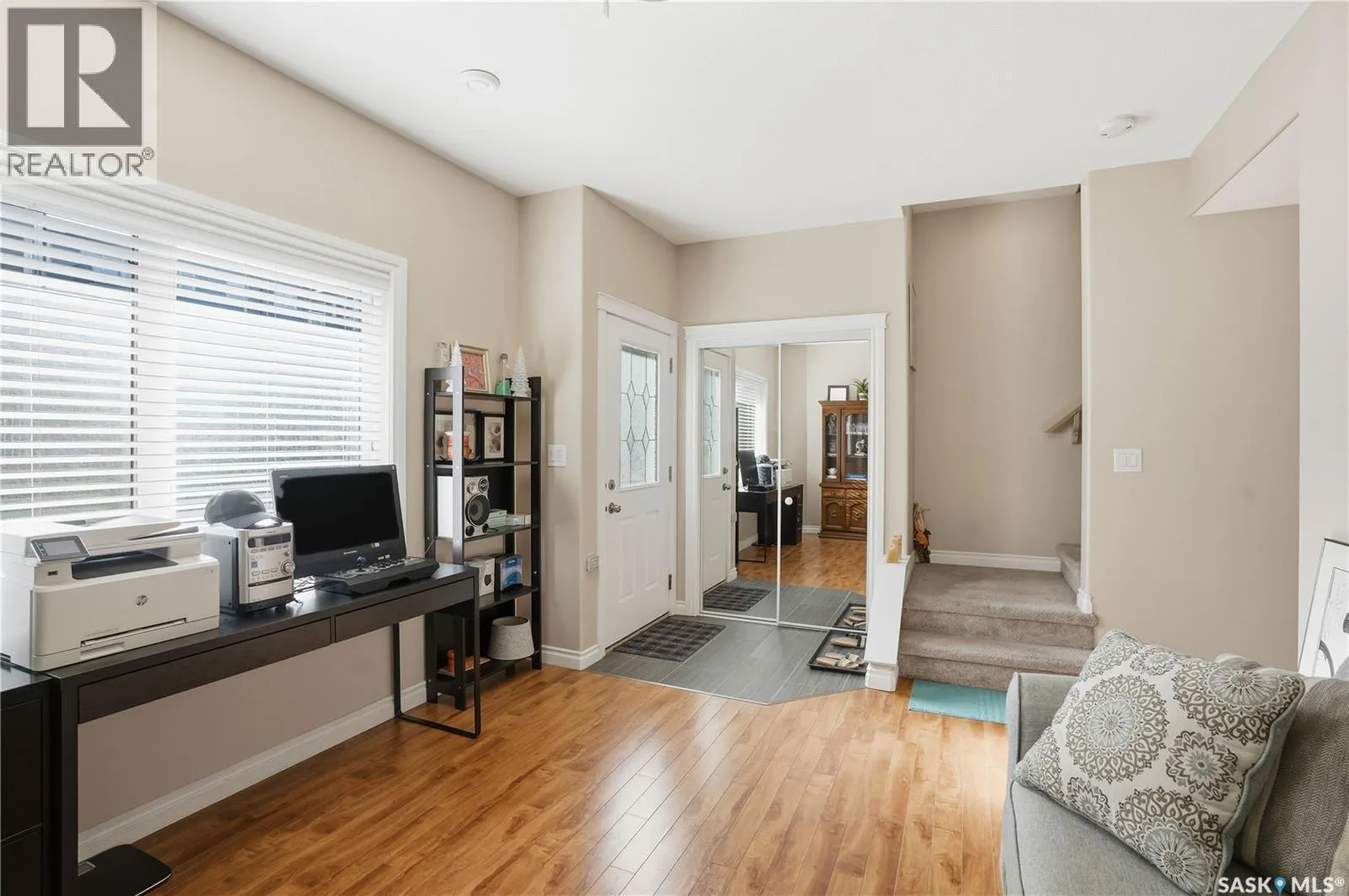301 212 Willis CRESCENT