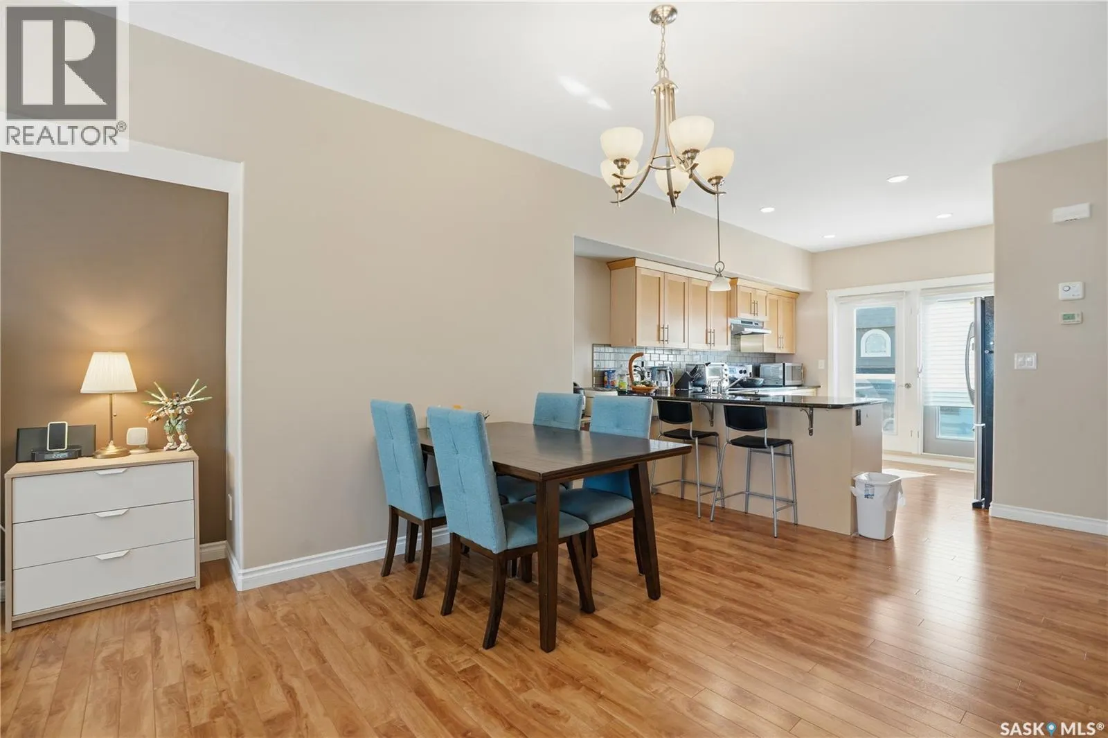 301 212 Willis CRESCENT
