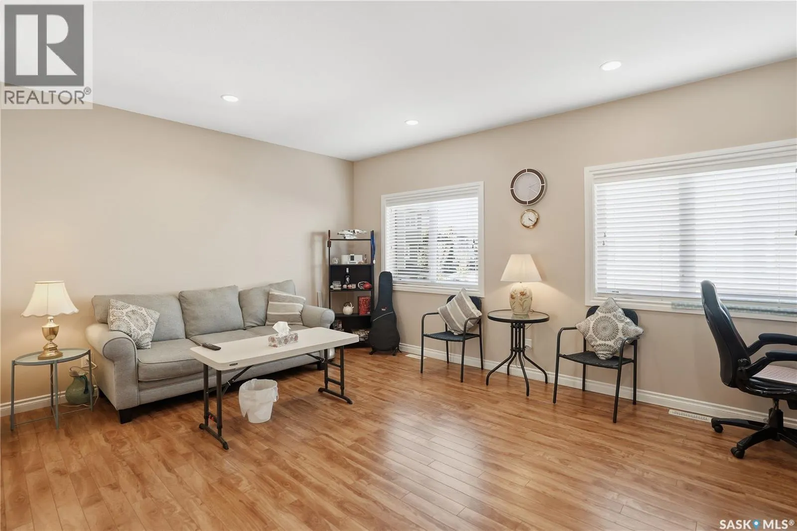 301 212 Willis CRESCENT