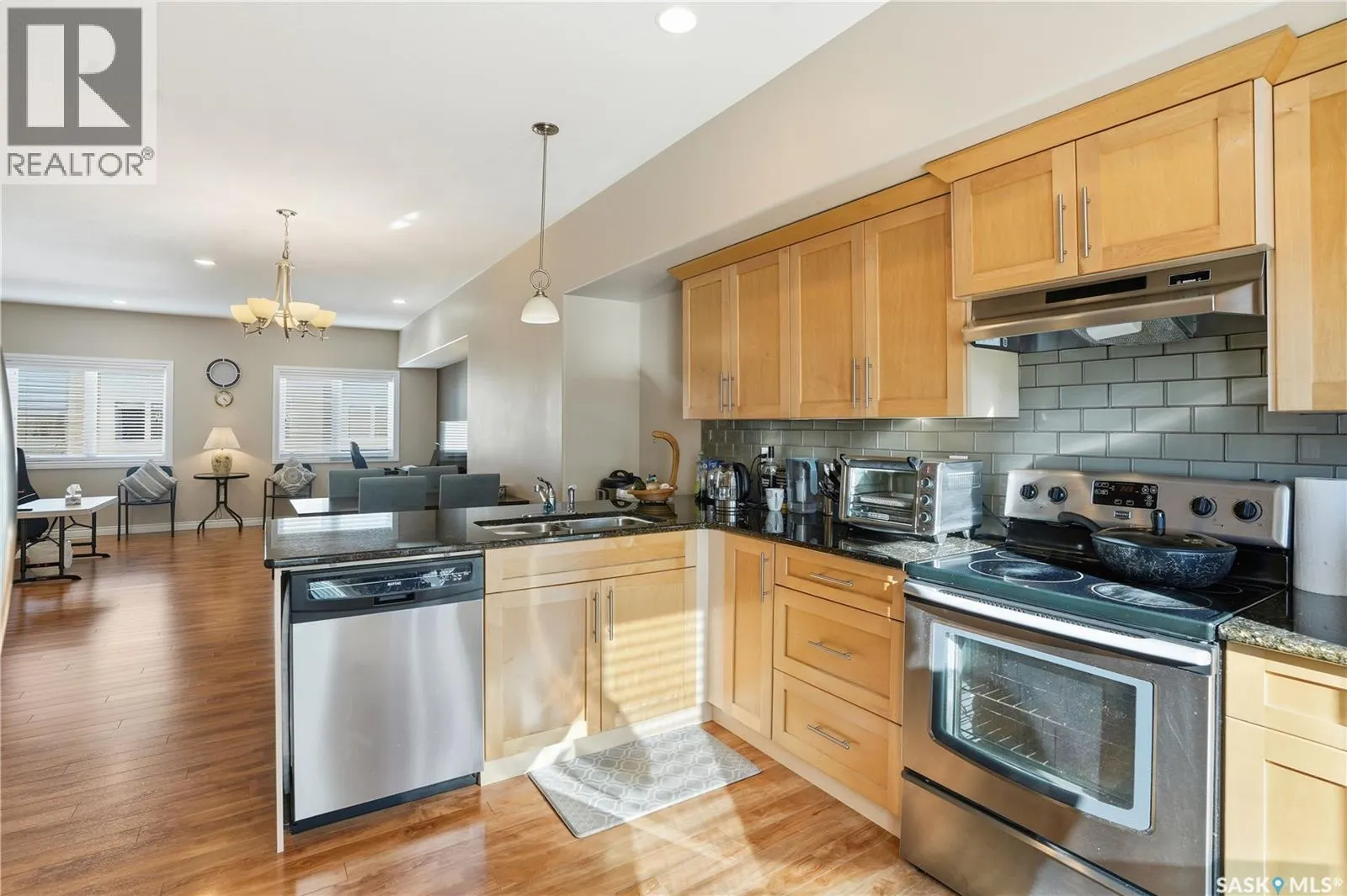 301 212 Willis CRESCENT
