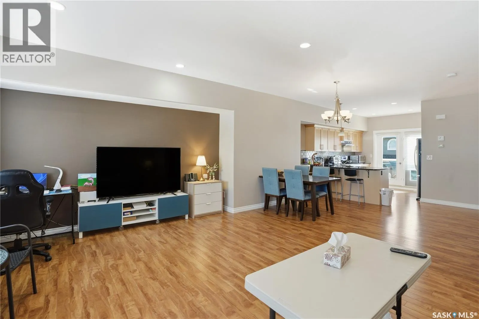 301 212 Willis CRESCENT