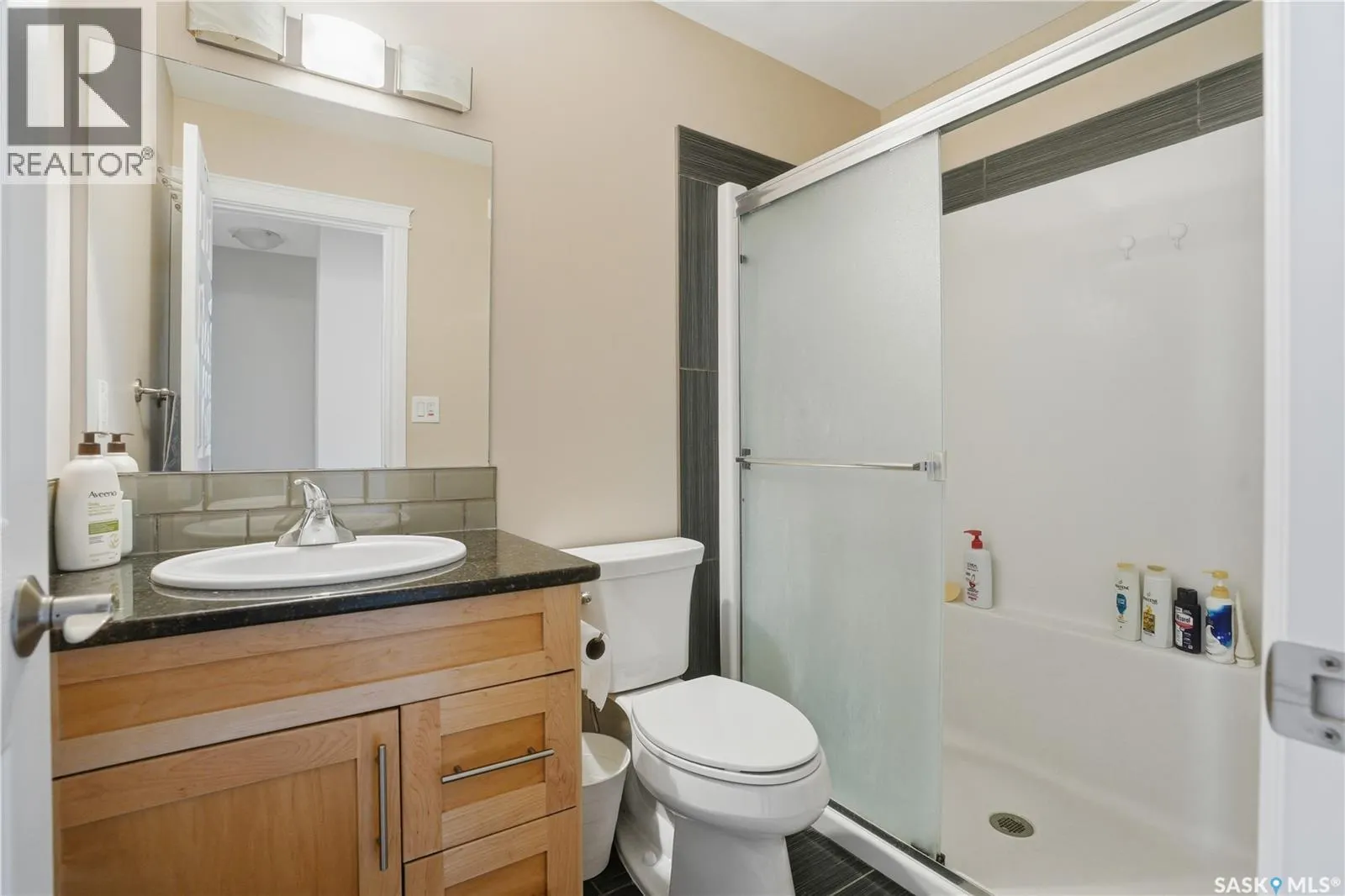 301 212 Willis CRESCENT