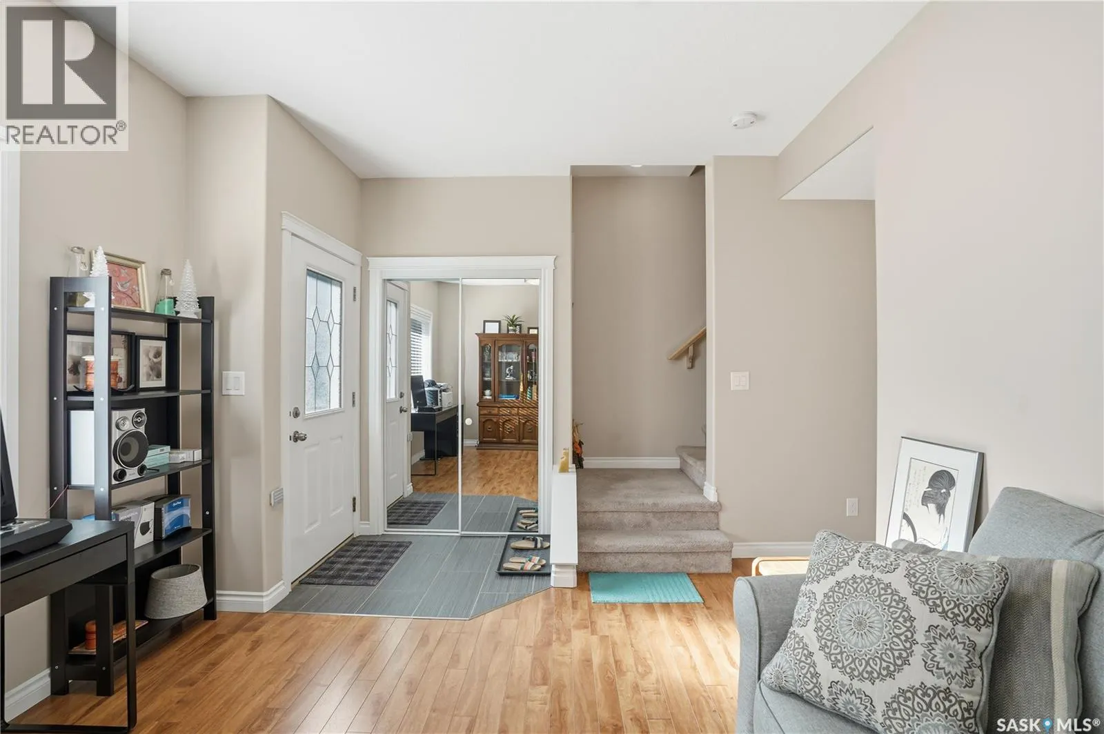 301 212 Willis CRESCENT