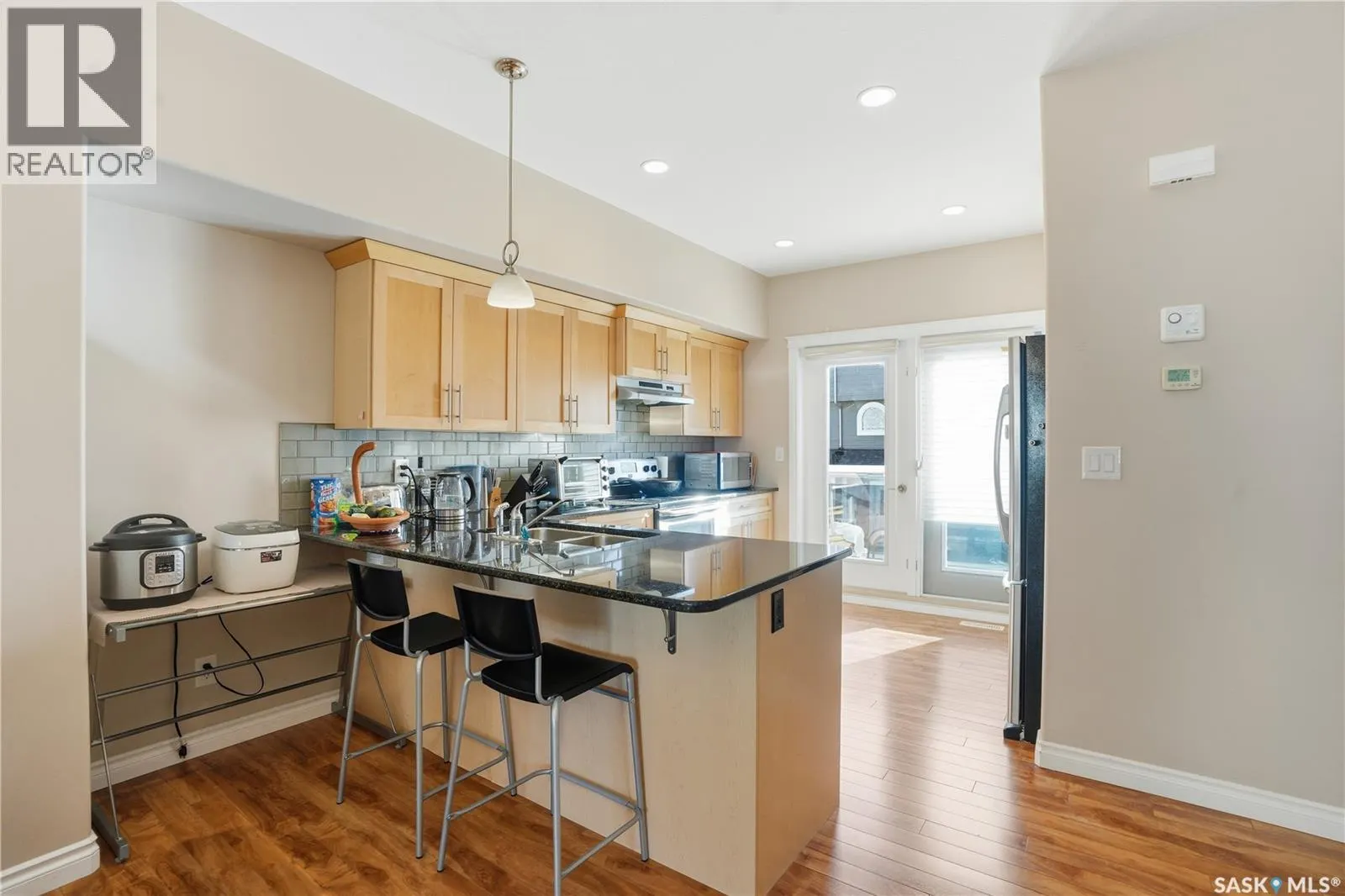 301 212 Willis CRESCENT